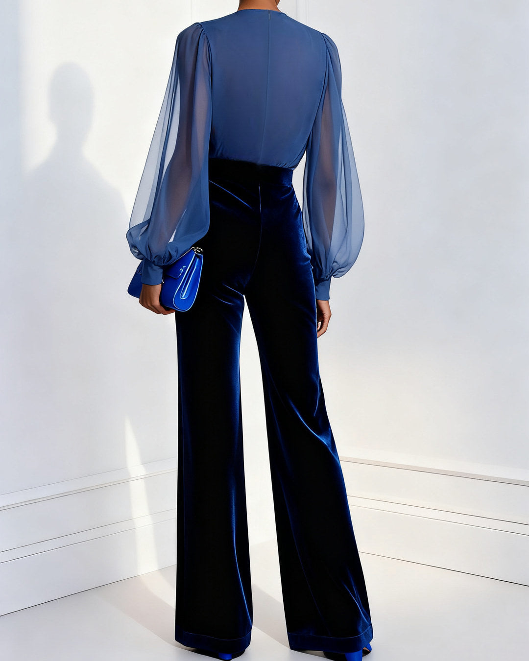 MONO MAGDA AZUL CON ESCOTE EN V Y PANTALÓN DE TERCIOPELO
