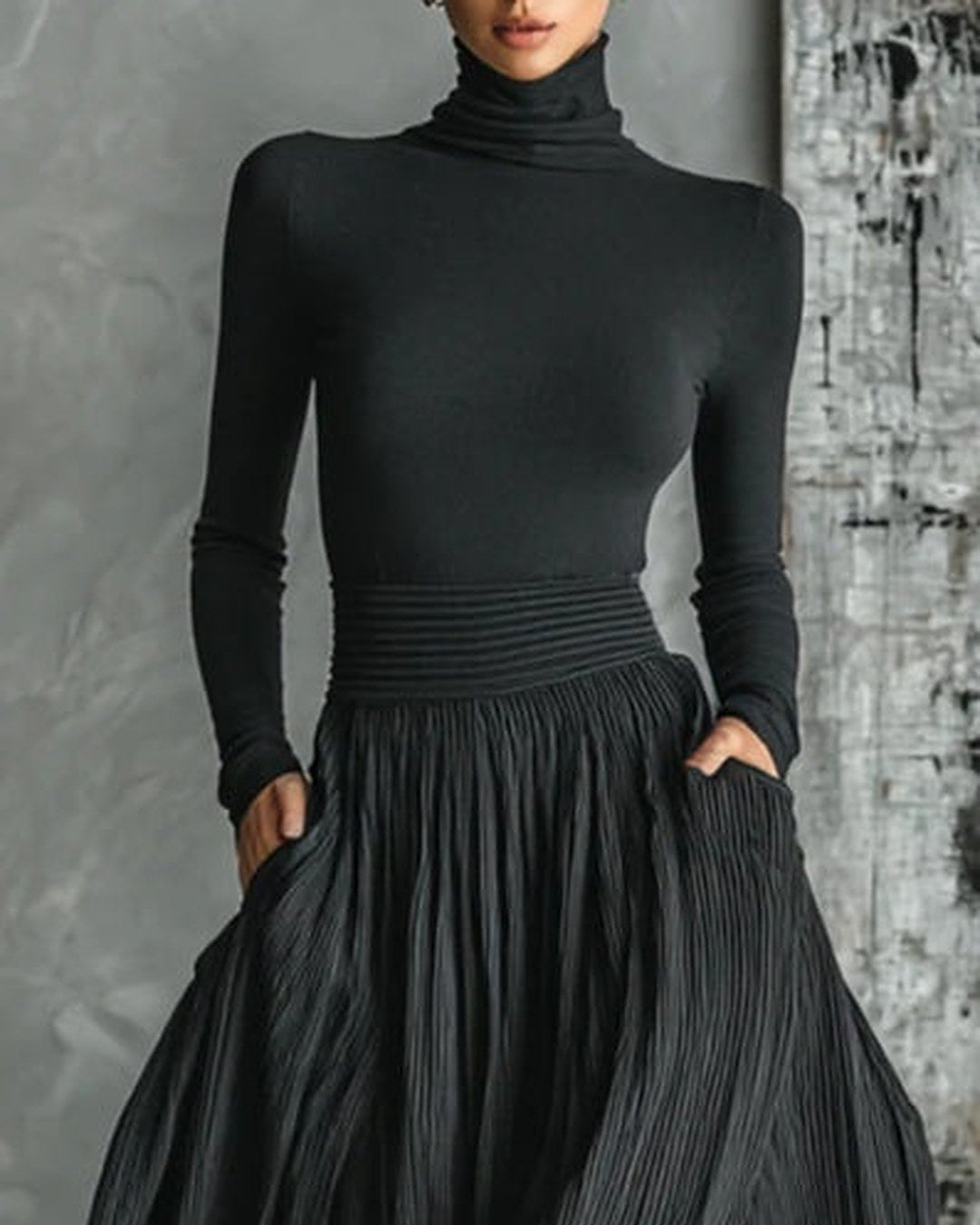 CONJUNTO PILAR ELEGANTE DE TOP DE CUELLO ALTO Y FALDA PLISADA