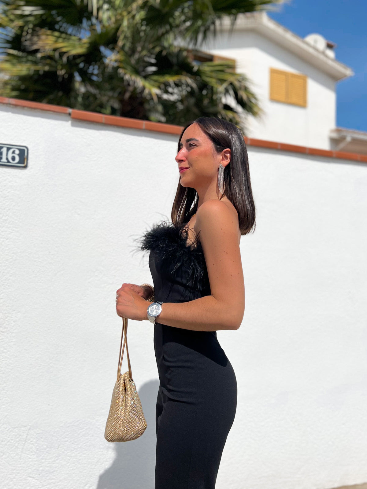 MONO PENÉLOPE LARGO NEGRO CON PLUMAS EN EL ESCOTE