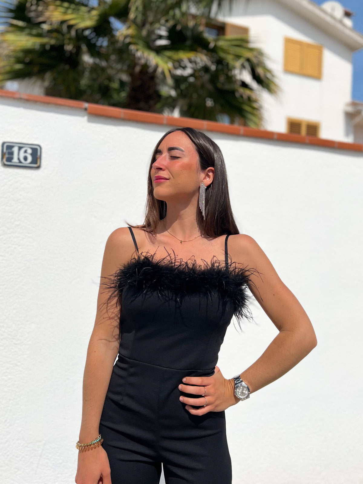MONO PENÉLOPE LARGO NEGRO CON PLUMAS EN EL ESCOTE