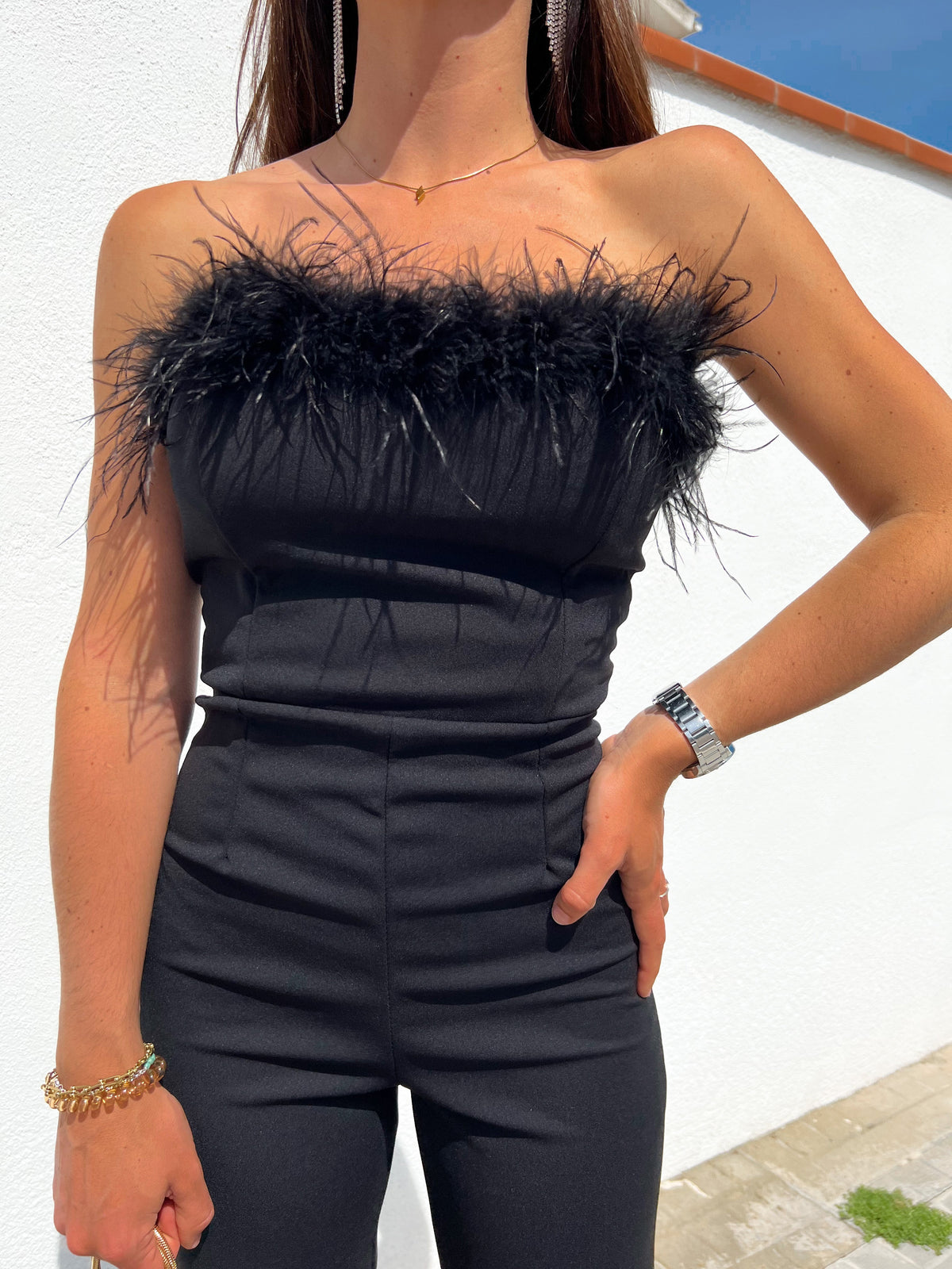 MONO PENÉLOPE LARGO NEGRO CON PLUMAS EN EL ESCOTE
